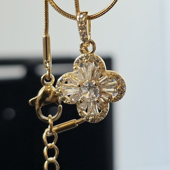 N0008 New Elegant Gold Flower Pendant Necklace - Picture 12 of 14